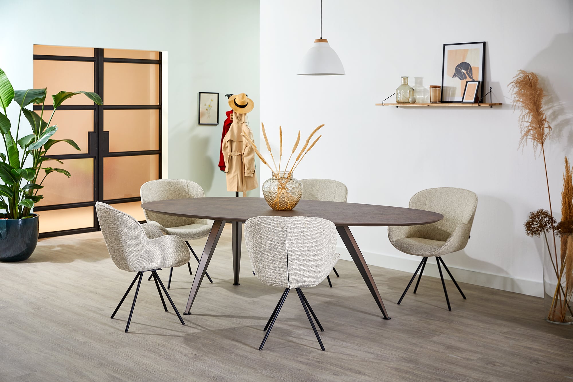 Twinny-Dining-eettafel-kiezelvorm-Butterfly-eetkamerstoelen-draaibaar-stof-wit-breesnewworld